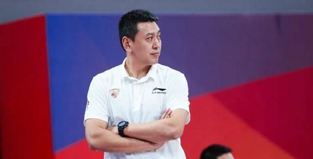 与以往在荧幕中给大家的印象不同，窦骁此次的造型充满前卫风尚，打破了以往或儒雅或硬朗的精英形象，此次无论是从造型搭配还是拍摄质感，都与以往大相径庭，大胆而前卫。